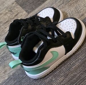 Little Kid's Jordan 1 Low Alt White/Black-Green Glow Size 7